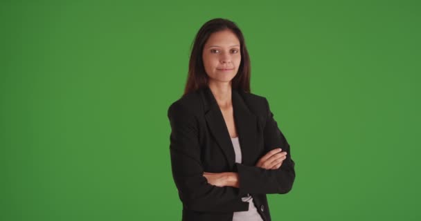 Szczęśliwa Bizneswoman Skrzyżowanymi Ramionami Patrząca Kamerę Zielonym Ekranie Radosna Profesjonalistka — Wideo stockowe