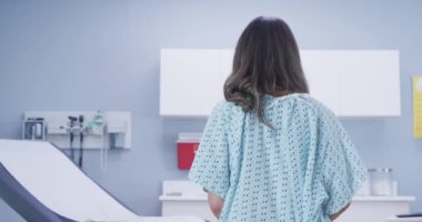 Kadın hastayı, kapalı bir klinikte dikiz aynasından görmek. Hastane odasındaki kameradan uzak uzun saçlı kadının yakın görüntüsü.