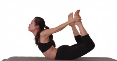 Barışçıl genç bayan yoga uygulayıcısı fotokopi alanı için yoga pilates yapıyor. Beyaz arka planda izole bir şekilde yoga yapan bin yıllık bir kadının yan görüntüsü. 4k