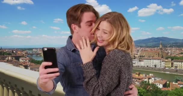 Nyförlovade Par Som Tar Selfie Florens Leende Glada Manliga Och — Stockvideo