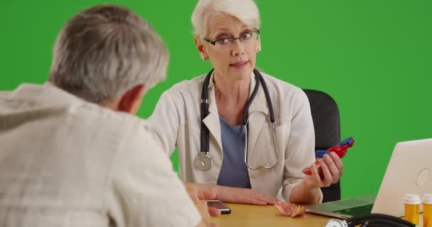 緑の画面で高齢患者と手術の手順を行って成功したシニア女性医師 緑の画面でキーまたは構成されます — ストック動画