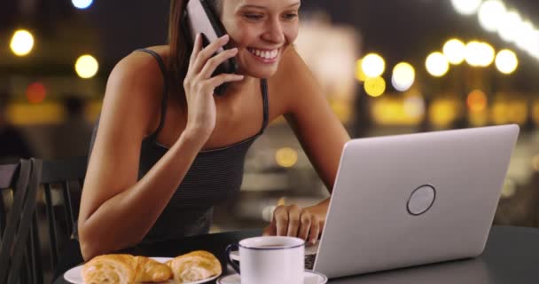 Ung Kvinna Pratar Mobiltelefon Och Jobbar Laptop Ute Nätterna Affärskvinna — Stockvideo