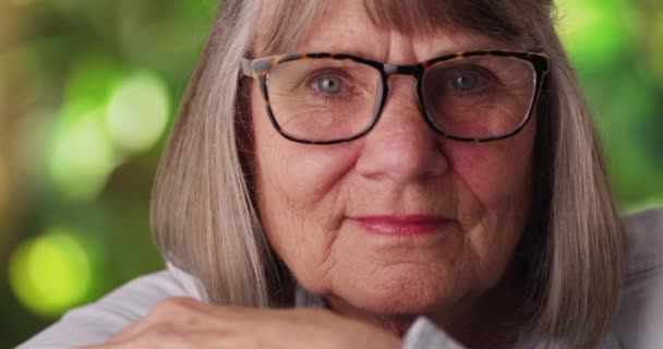 Detailní Záběr Zachmuřené Starší Ženy Brýlemi Venku Zblízka Pohled Uvolněnou — Stock video