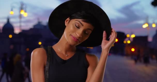 Moderna Mujer Afroamericana Ciudad Con Sombrero Moda Retrato Una Joven — Vídeos de Stock