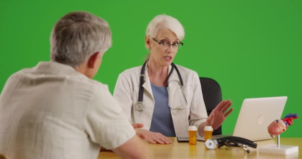 Médico Senior Hablando Con Anciano Consultorio Con Pantalla Verde Pantalla — Vídeos de Stock
