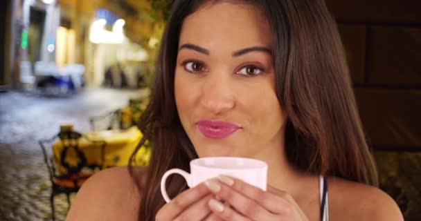 Sonriente Joven Latina Bebiendo Café Guiñando Ojo Cámara Primer Plano — Vídeo de stock