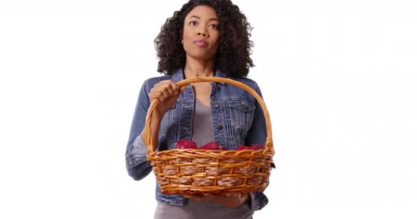 Kırmızı Elma Sepeti Tutan Neşeli Siyah Kadın Beyaz Arka Planda — Stok video