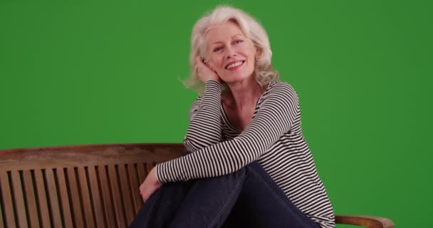Portret Uroczej Starszej Kobiety Siedzącej Ławce Uśmiechającej Się Kamery Zielonym — Wideo stockowe