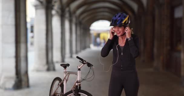 자전거타다가 밖에서 스마트 워치를 사용하고 있습니다 사이클 리스트가 그녀의 트래커를 — 비디오