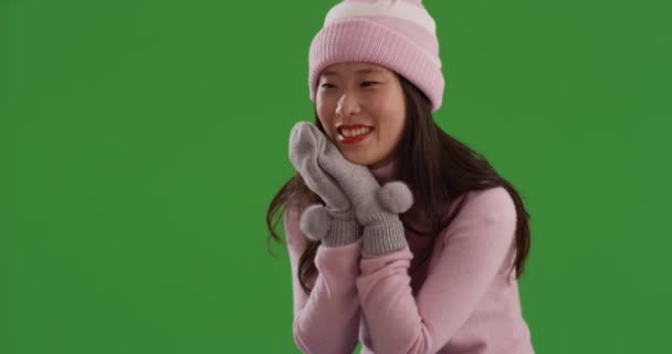 在绿色的屏风上 与快乐的亚洲女人亲密接触 为冬季穿上衣服 照片上 年轻快乐的中国女子穿着秋天的衣服 站在绿色的铬钥匙前 — 图库视频影像