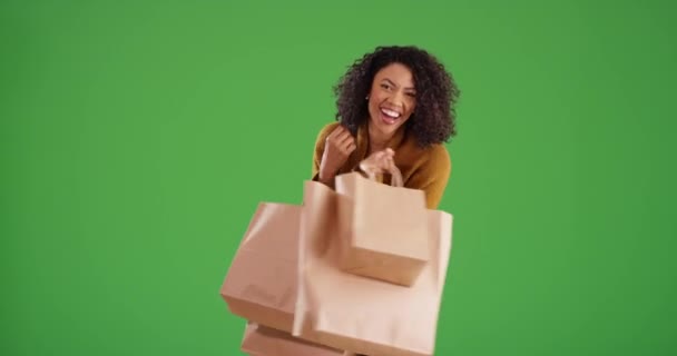 Feliz Mujer Afroamericana Elegante Girando Mientras Sostiene Bolsas Compras Pantalla — Vídeo de stock