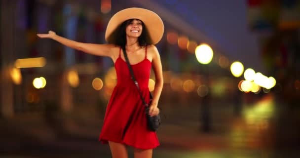 Joven Chica Blanca Bailando Centro Vestido Rojo Sombrero Flojo Millennial — Vídeo de stock