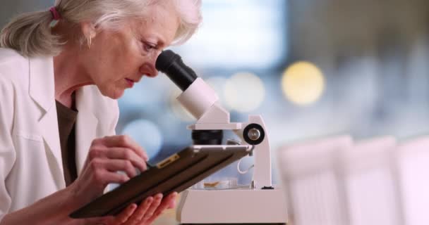 Ώριμη Γυναίκα Επιστήμονας Που Εργάζεται Μόνη Στο Εργαστήριο Κρατά Σημειώσεις — Αρχείο Βίντεο