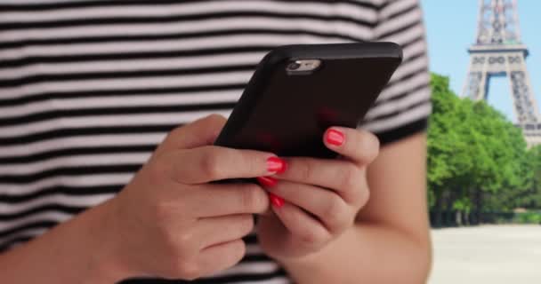 Paris Fransa Eyfel Kulesi Nin Önünde Akıllı Telefon Kullanarak Milenyum — Stok video