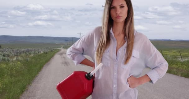 Millennial Flicka Som Håller Röd Gas Kan Posera Med Händerna — Stockvideo