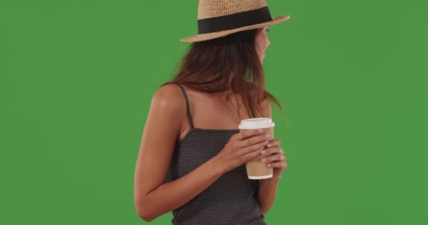 緑のクロマキー作曲のためにカップに行くために笑顔と保持楽しい若い女性 緑の画面にカップで肩越しに見て幸せな若い女性 — ストック動画
