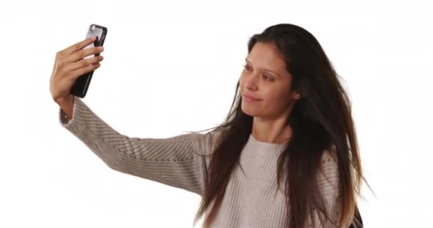 Millennial Vrouw Grijze Trui Selfie Met Smartphone Witte Achtergrond Mooie — Stockvideo