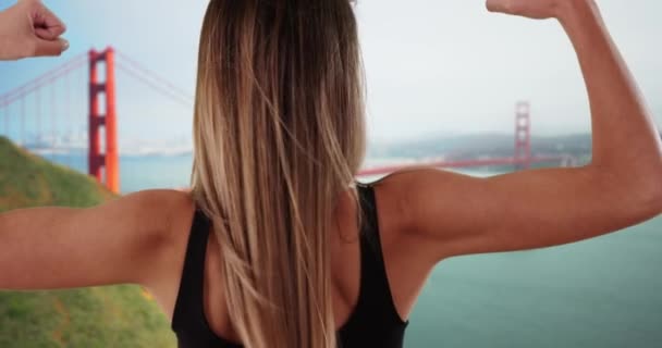Vista Trasera Mujer Atlética Flexionando Besando Bíceps Afuera San Francisco — Vídeos de Stock