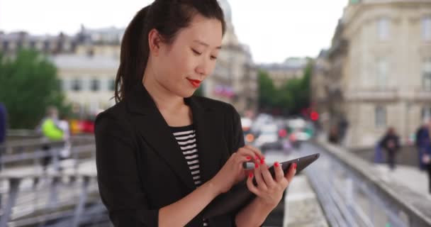 Femme Affaires Millénaire Utilisant Technologie Portable Pour Gérer Des Affaires — Video