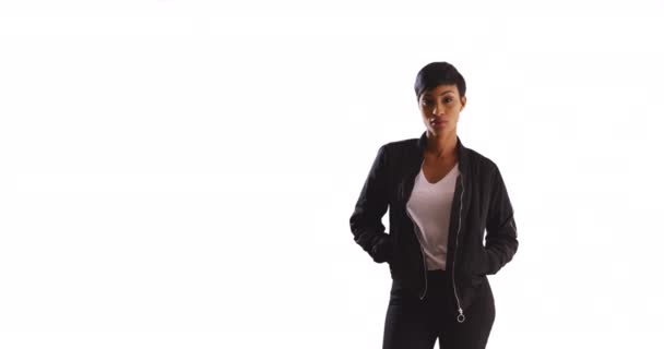Portret Modnej Czarnej Kobiety Pozującej Rękami Kieszeniach Kurtki Patrzącej Aparat — Wideo stockowe