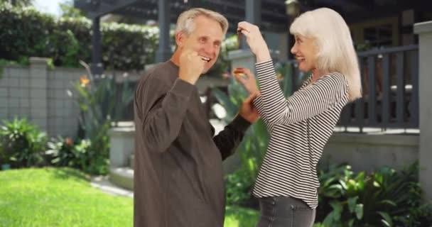 Щаслива Старша Пара Схвильована Новим Будинком Старша Пара Задоволена Своїм — стокове відео