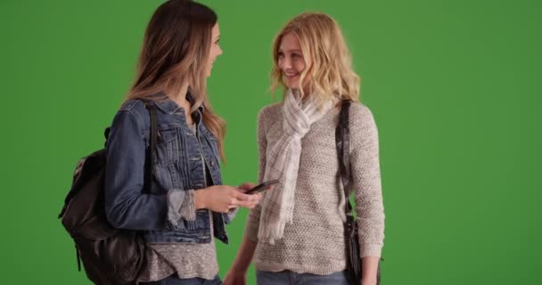 Par Novias Siendo Sociales Usando Smartphone Pantalla Verde Hermosa Mujer — Vídeo de stock