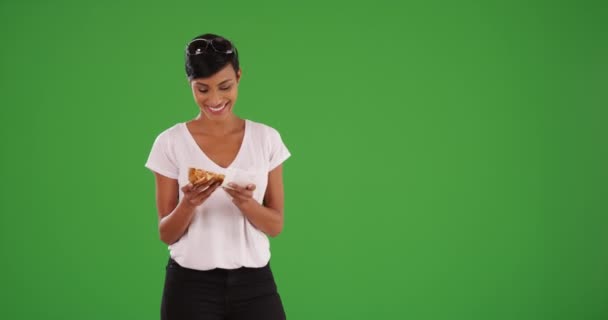 Femme Noire Élégante Mangeant Une Tranche Délicieuse Pizza Pour Déjeuner — Video