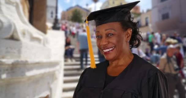Літня Чорна Жінка Випускному Плащі Радіє Посміхається Перед Камерою Портрет — стокове відео