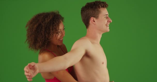 Retrato Close Casal Interracial Curtindo Uns Aos Outros Tela Verde — Vídeo de Stock