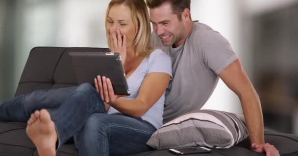 Millennial Paar Delen Tablet Samen Kijken Naar Video Bank Schattig — Stockvideo
