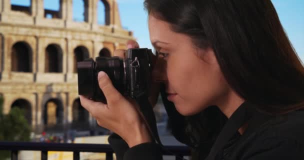 Boční Pohled Hipster Dívka Bombardéru Bunda Fotografování Blízkosti Roman Coliseum — Stock video