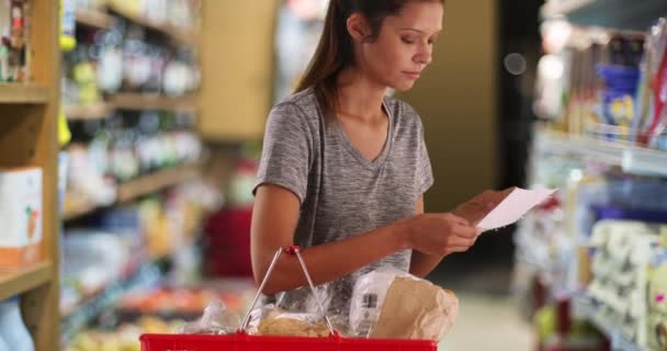 Ładna Młoda Kobieta Spożywczaku Sprawdza Listę Zakupów Młoda Żona Lub — Wideo stockowe