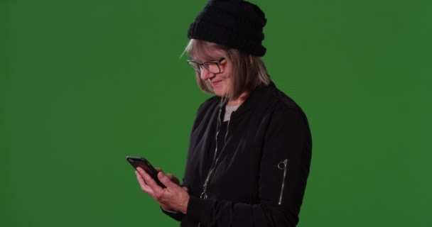 Современная Пожилая Женщина Использующая Смартфон Навигации Пункту Назначения Перед Зеленым — стоковое видео