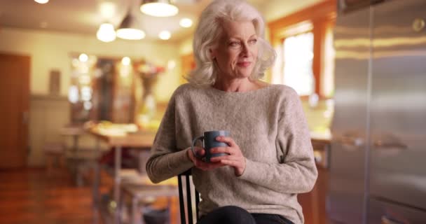 Preciosa Anciana Bebiendo Café Dentro Cocina Girando Para Sonreír Cámara — Vídeos de Stock
