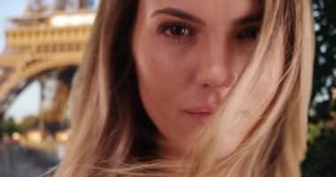 Paris 'te genç ve güzel bir bayana yakın. Saçları rüzgarda uçuşuyor. 20 'li yaşlarda ateşli bir kadın kameraya bakıyor. 4k