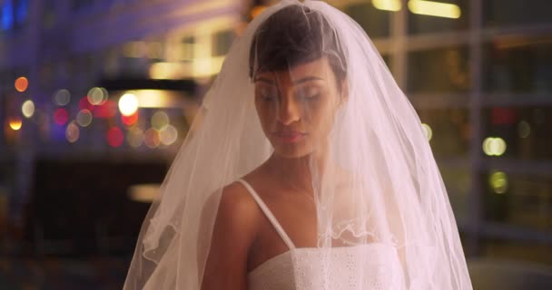 Портрет Элегантной Невесты Позирующей Открытом Воздухе Вечером Покрывалом Лице Прекрасная — стоковое видео