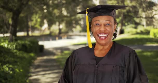 年上の黒人女性が大学を卒業した 黒人女性の肖像画は大学を卒業した — ストック動画