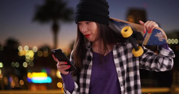 Hipster Millennial Vrouw Met Behulp Van Smartphone Het Dragen Van — Stockvideo