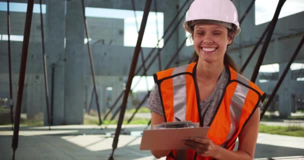 Retrato Mulher Feliz Trabalhador Construção Capa Dura Colete Segurança Escrevendo — Vídeo de Stock