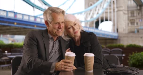 Heureux Couple Personnes Âgées Profiter Une Tasse Café Londres Portrait — Video