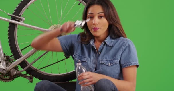 Porträtt Glada Latina Hona Dricka Från Vattenflaska Efter Reparation Cykel — Stockvideo