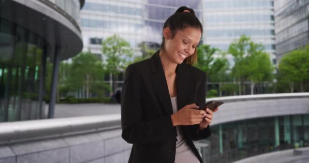 Усміхнена Ділова Жінка Центрі Міста Смс Мобільним Телефоном Красива Успішна — стокове відео