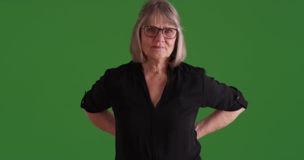 Gammal Äldre Kvinna Med Seriös Attityd Poserar Grön Skärm Charmig — Stockvideo