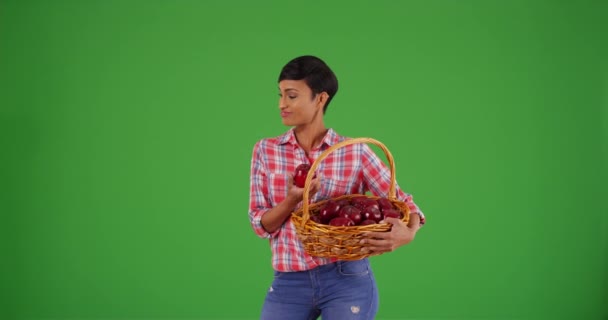 Молодая Афроамериканка Корзиной Красных Яблок Улыбающаяся Камеру Зеленом Экране Зеленом — стоковое видео