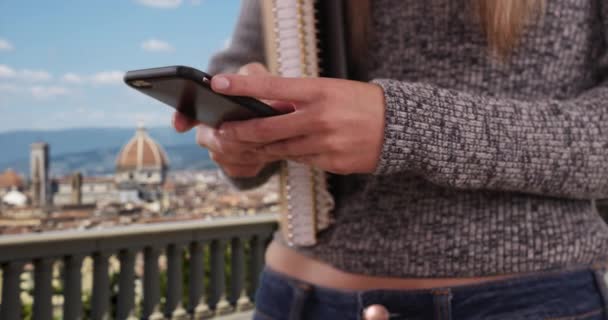Close Mulheres Estudantes Mãos Mensagens Texto Telefone Segurando Livros Florença — Vídeo de Stock