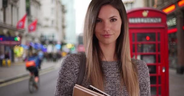 Estudiante Milenaria Confiada Sosteniendo Libros Afuera Acera Londres Retrato Una — Vídeos de Stock