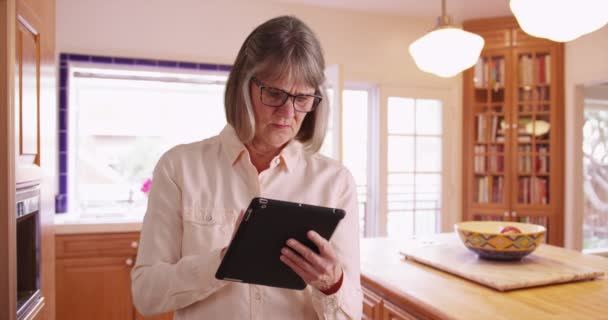 Femme Âgée Indépendante Utilisant Appareil Tablette Portable Pour Naviguer Ligne — Video