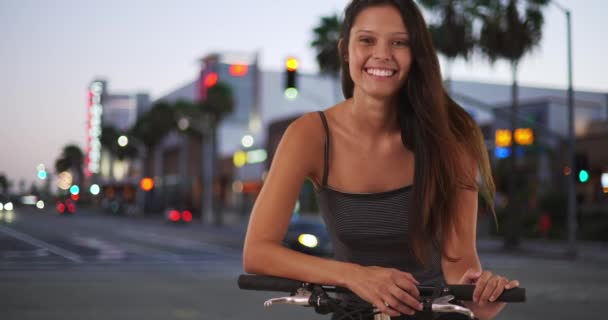 Hezká Běloška Městské Ulici Svým Kolem Usmívá Kameru Žena Cyklistka — Stock video