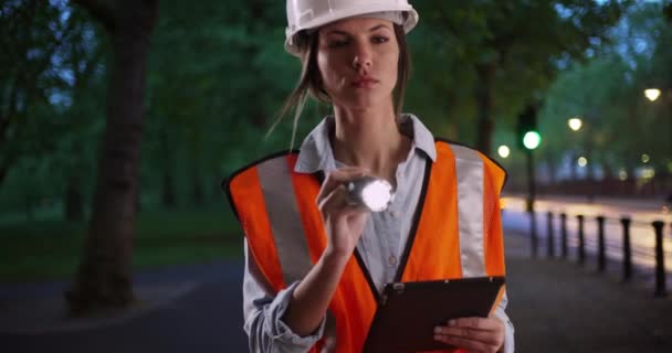 Mujer Trabajadora Equipo Seguridad Con Tableta Linterna Afuera Parque Ciudad — Vídeo de stock