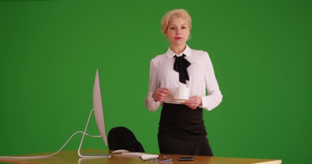 Weiße Frau Businesskleidung Die Mit Einer Kaffeetasse Der Hand Auf — Stockvideo